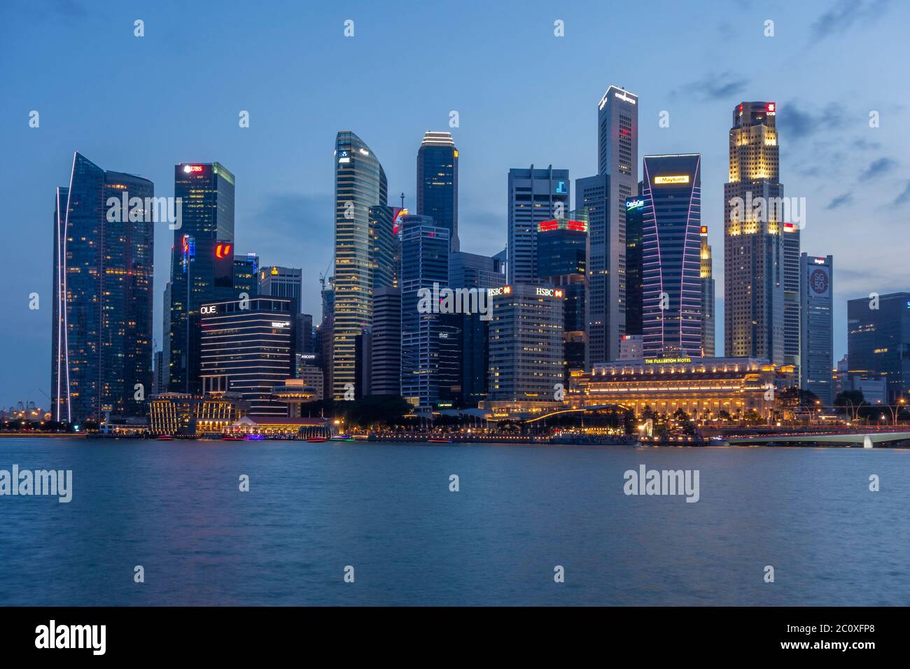 Vista notturna dello skyline del centro di Singapore da Marina Bay. Singapore. Foto Stock