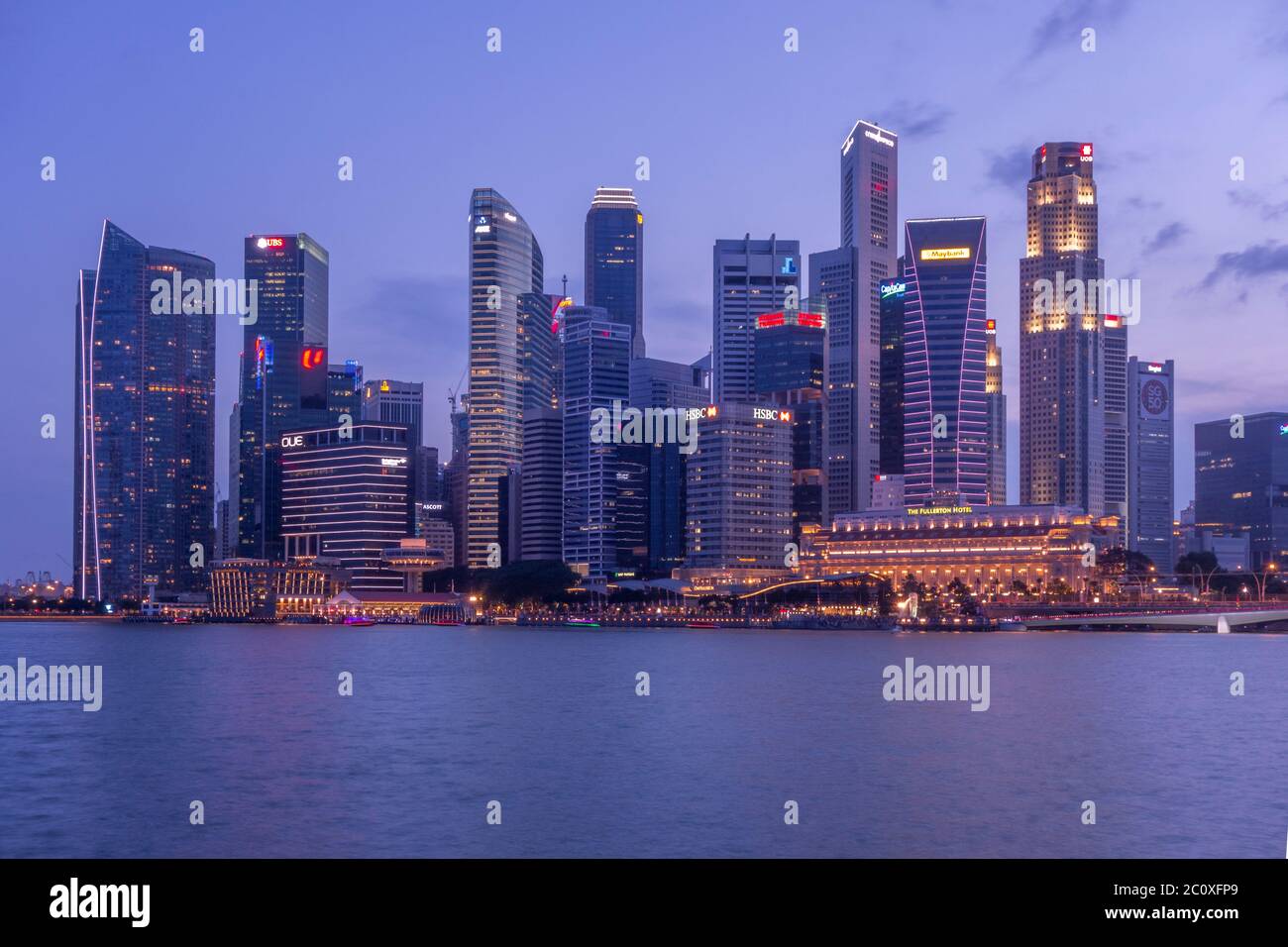 Vista notturna dello skyline del centro di Singapore da Marina Bay. Singapore. Foto Stock