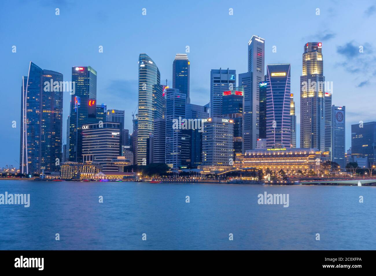 Vista notturna dello skyline del centro di Singapore da Marina Bay. Singapore. Foto Stock