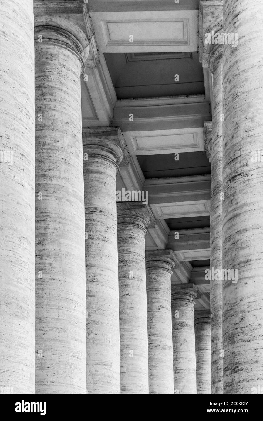 Fila di colonne in travertino bianche. Monumentale colonnato dorico di Piazza San Pietro nella Città del Vaticano. Immagine in bianco e nero. Foto Stock