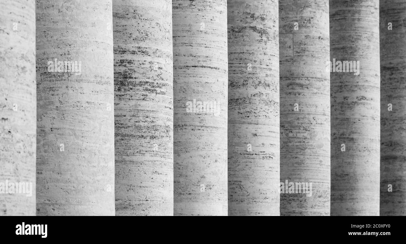 Fila di colonne in travertino bianche. Colonnato di Piazza San Pietro nella Città del Vaticano. Immagine in bianco e nero. Foto Stock