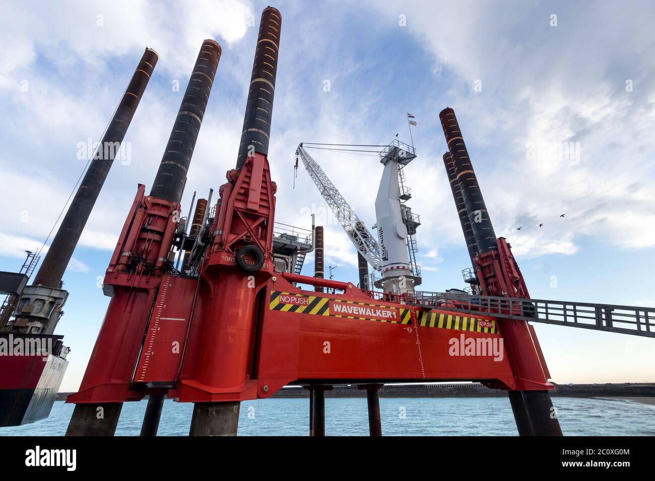 Il carro di perforazione Excalibur è il più grande della flotta di chiatte da sollevamento Fegro nel porto di Newhaven. Foto Stock