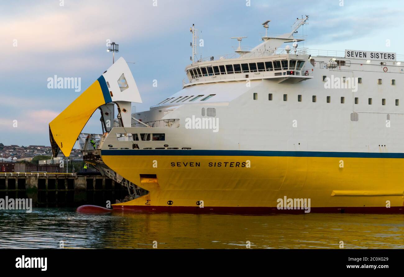 Il traghetto 'Seven Sisters' arriva al porto di Newhaven in una tranquilla serata estiva. Foto Stock
