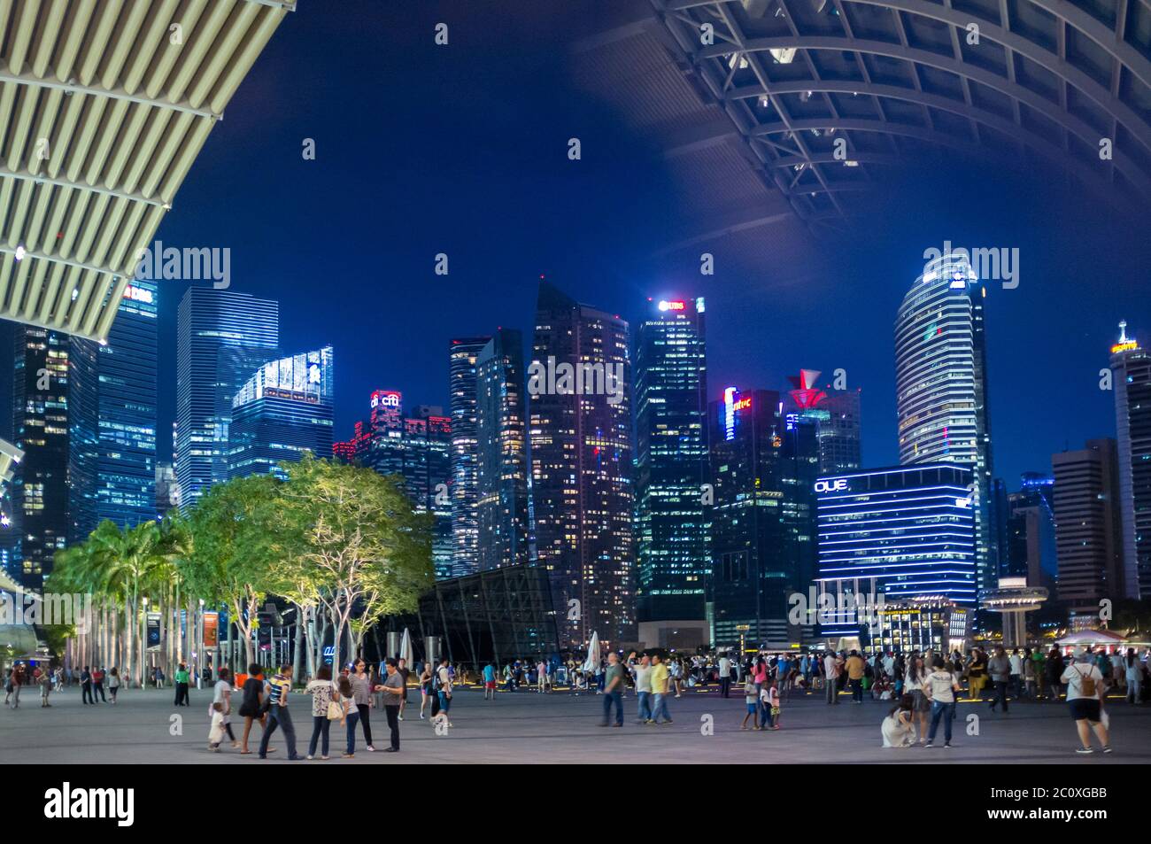 Vista notturna dello skyline del centro di Singapore da Marina Bay. Singapore. Foto Stock