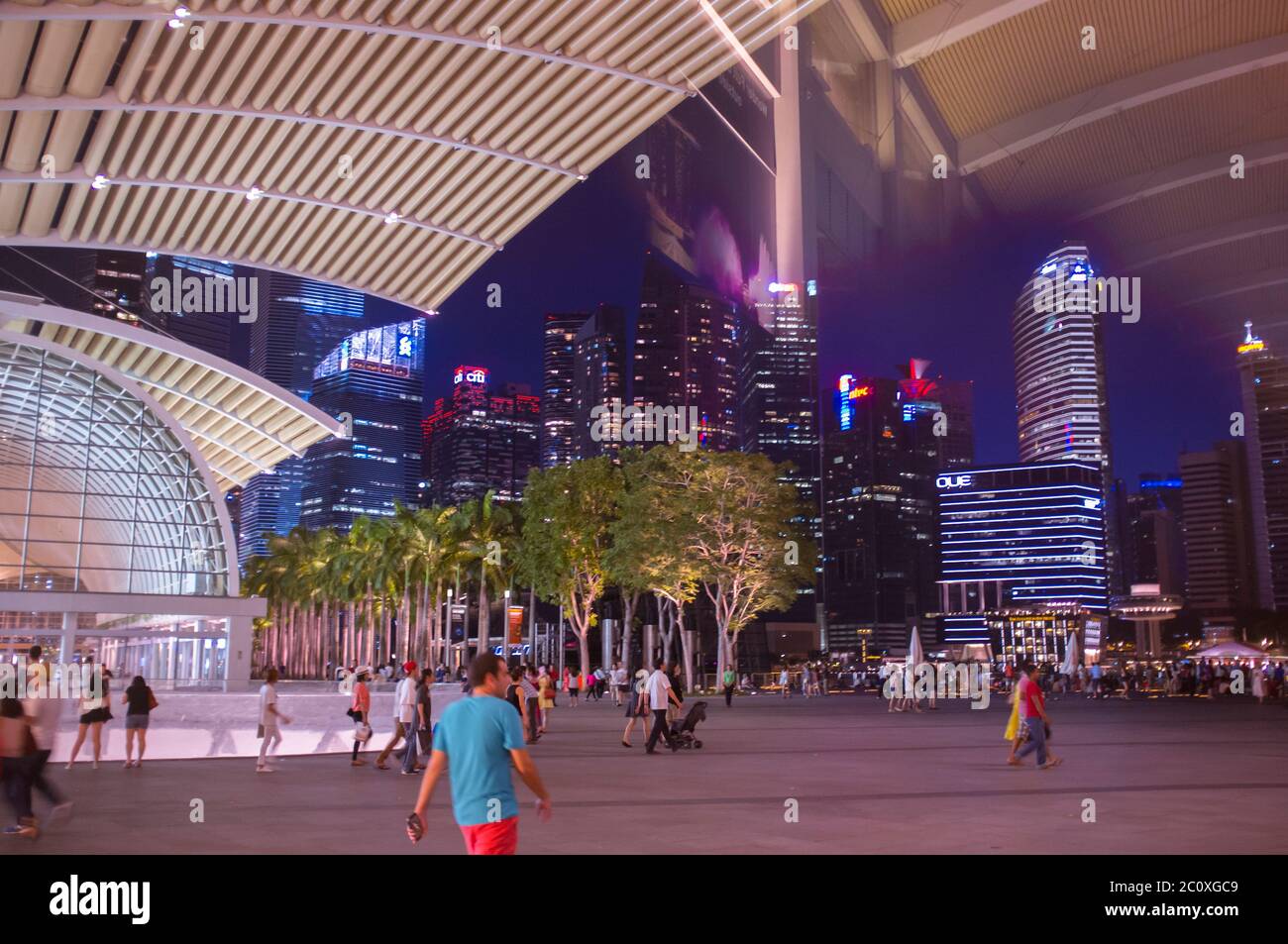 Vista notturna dello skyline del centro di Singapore da Marina Bay. Singapore. Foto Stock