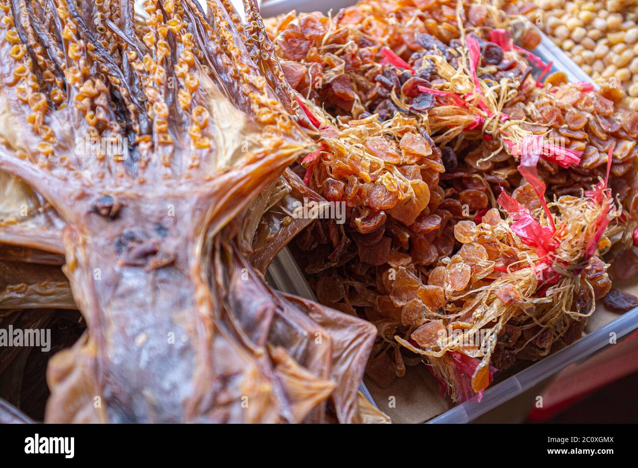 Singapore, Repubblica di Singapore, Asia - gli animali secchi (polpo) sono in vendita in un negozio di medicina tradizionale cinese lungo South Bridge Road nel quartiere Chinatown di Singapore. Chinatown. Singapore Foto Stock