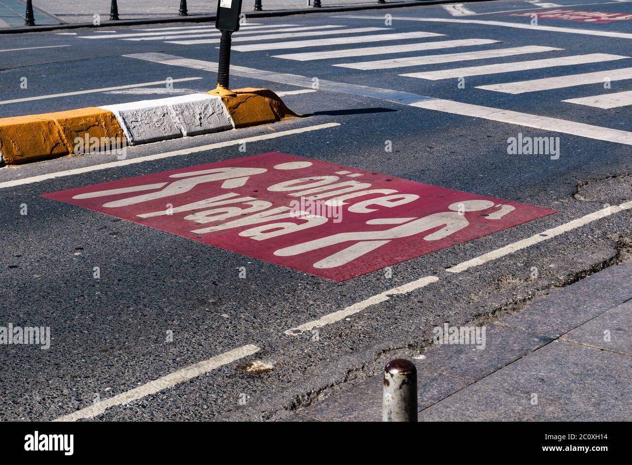 grande segno di priorità pedonale, essere umano primo, sulla strada asfaltata. città. Foto Stock