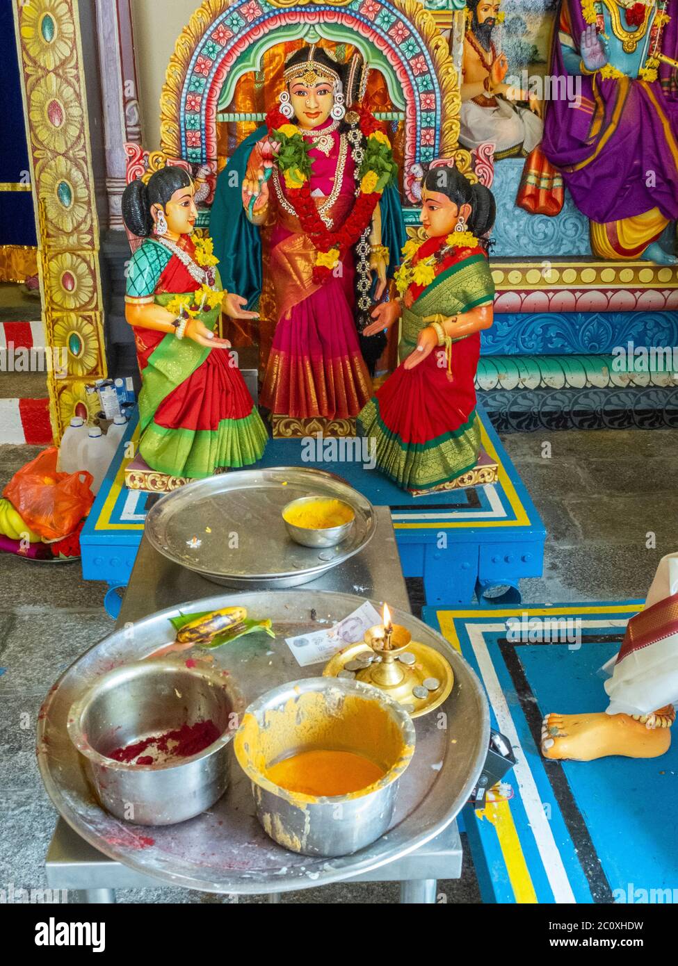 Offerte cerimoniali. Tempio indù di Sri Mariamman. Chinatown. Singapore Foto Stock