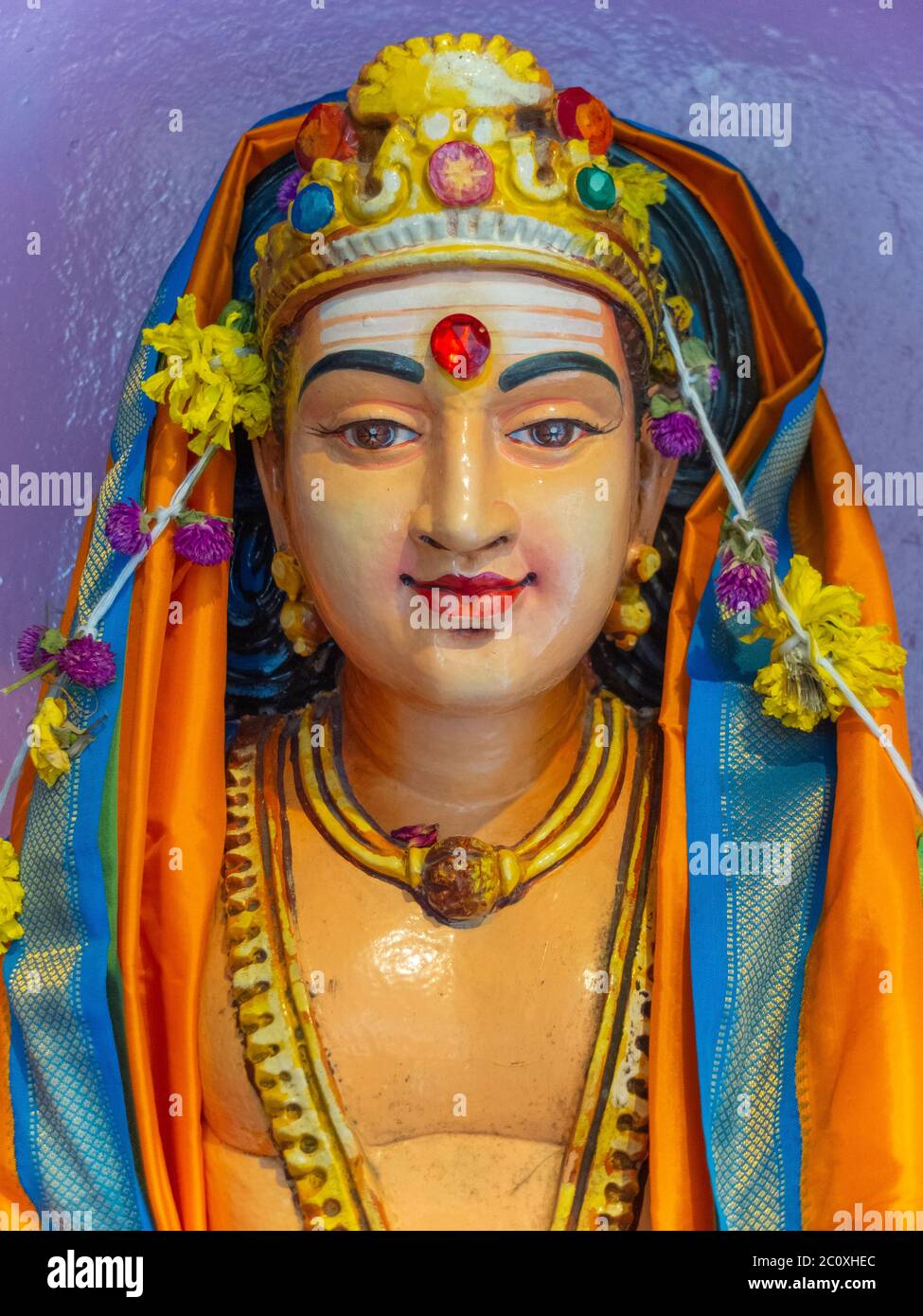 Omicidi indù (divinità o statue cerimoniali). Tempio di Sri Mariamman. Chinatown. Singapore Foto Stock