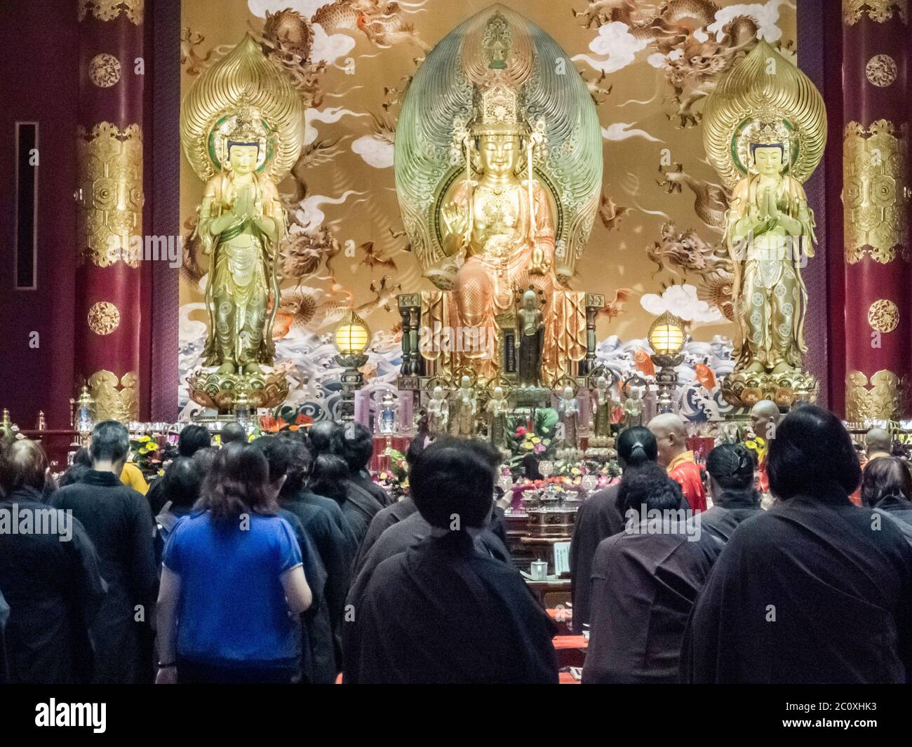 Preghiere al Tempio Reliquico del dente del Buddha. Chinatown. Singapore Foto Stock