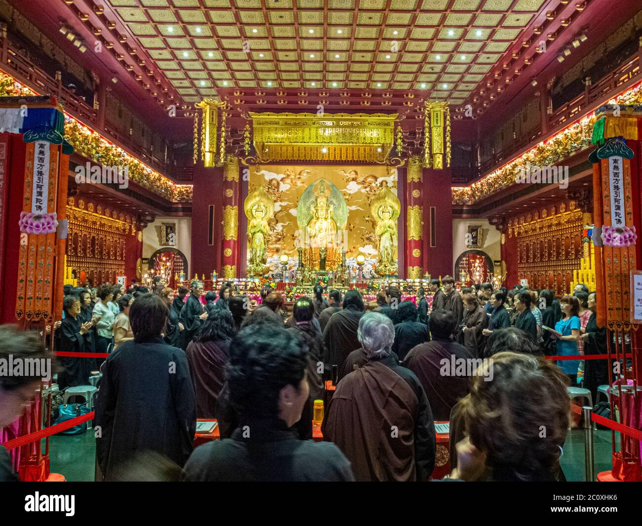 Preghiere al Tempio Reliquico del dente del Buddha. Chinatown. Singapore Foto Stock