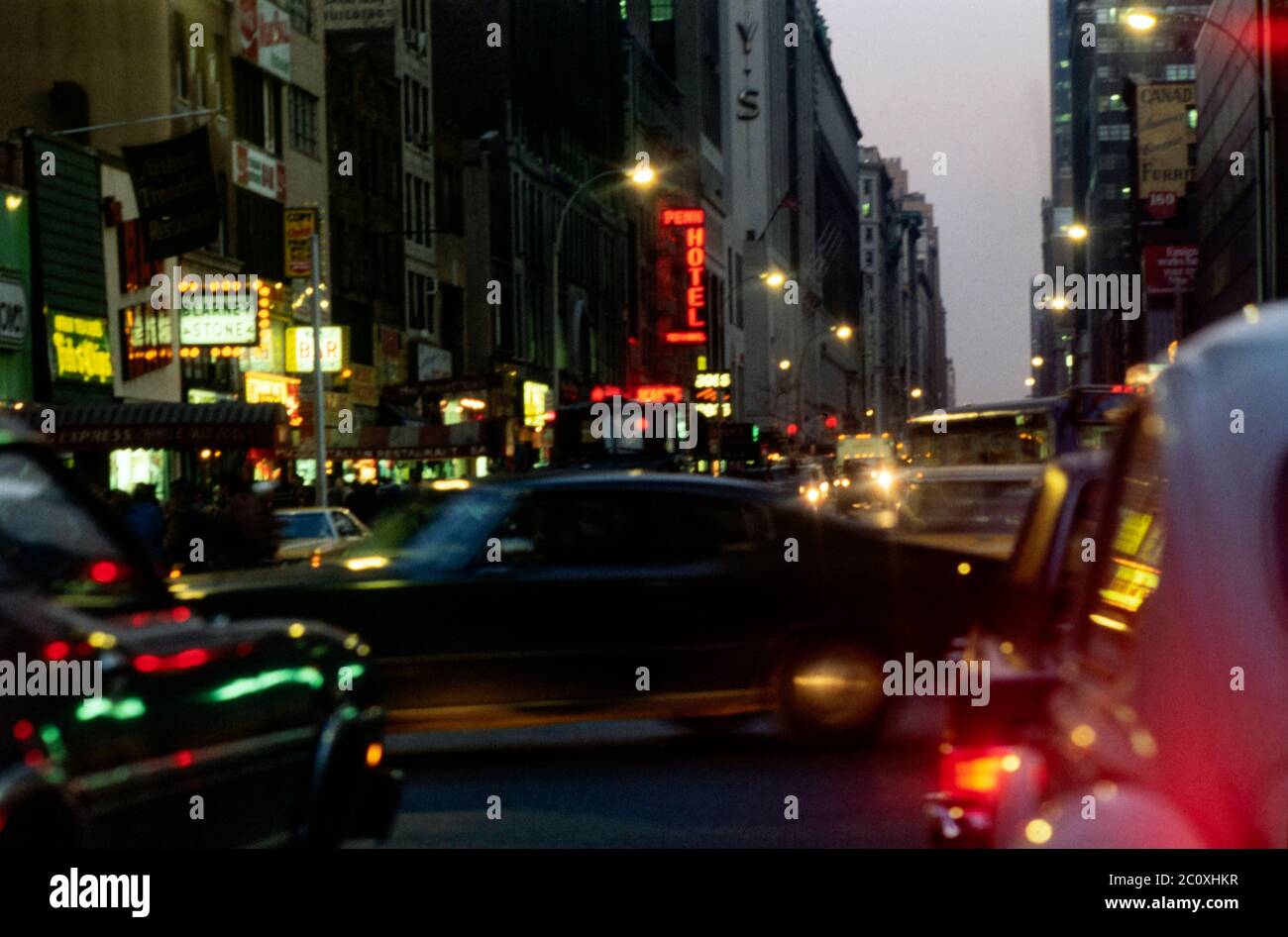 West 34th Street e 7th Avenue NYC 1980 Foto Stock