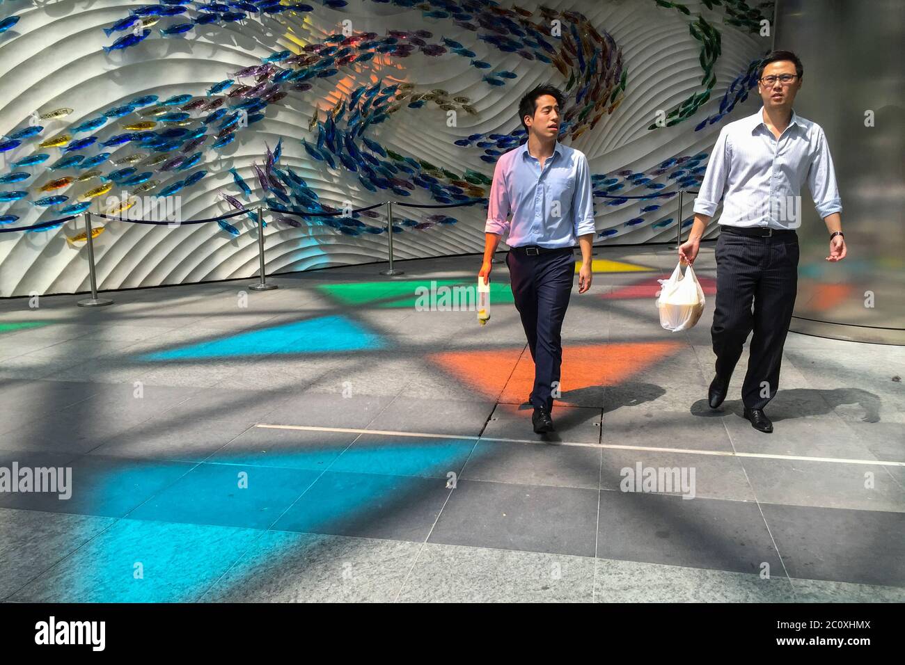 Uomini d'affari nell'area del centro. Singapore Foto Stock