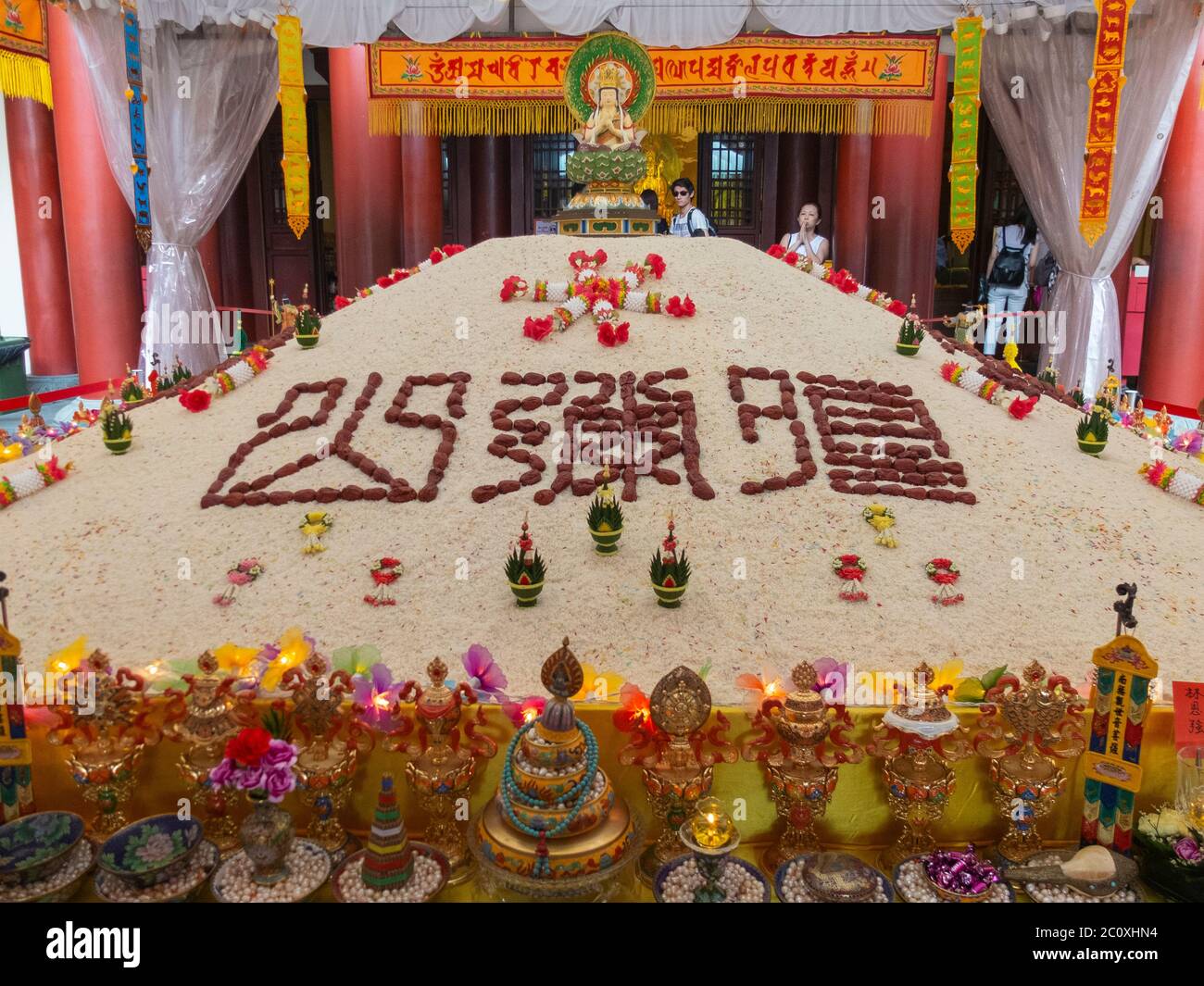 Preghiera al Tempio Reliquico del dente del Buddha. Chinatown. Singapore Foto Stock