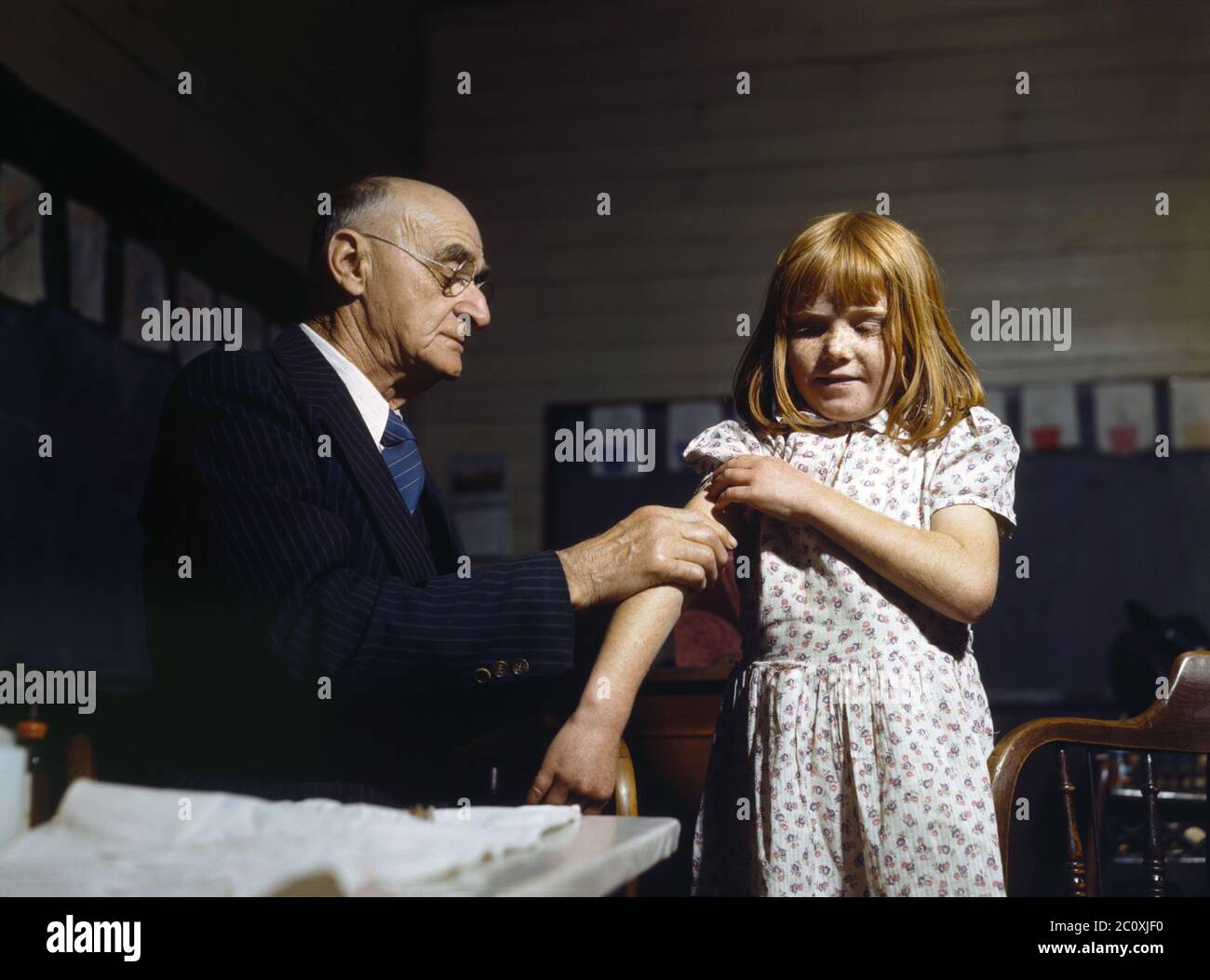 Dr. Schreiber di San Augustine che dà un'inoculazione tifoide in una scuola rurale, San Augustine County, Texas, USA, John Vachon, U.S. Farm Security Administration, aprile 1943 Foto Stock