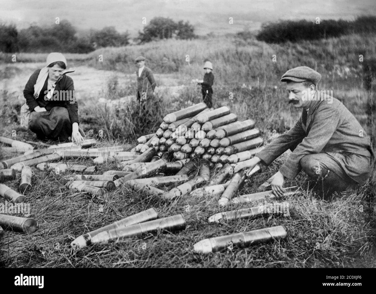 Uomo e donna che guardano le conchiglie di artiglieria abbandonate dalle truppe tedesche dopo la prima battaglia della Marna, Francia, Servizio di notizie di Bain, ottobre 1914 Foto Stock