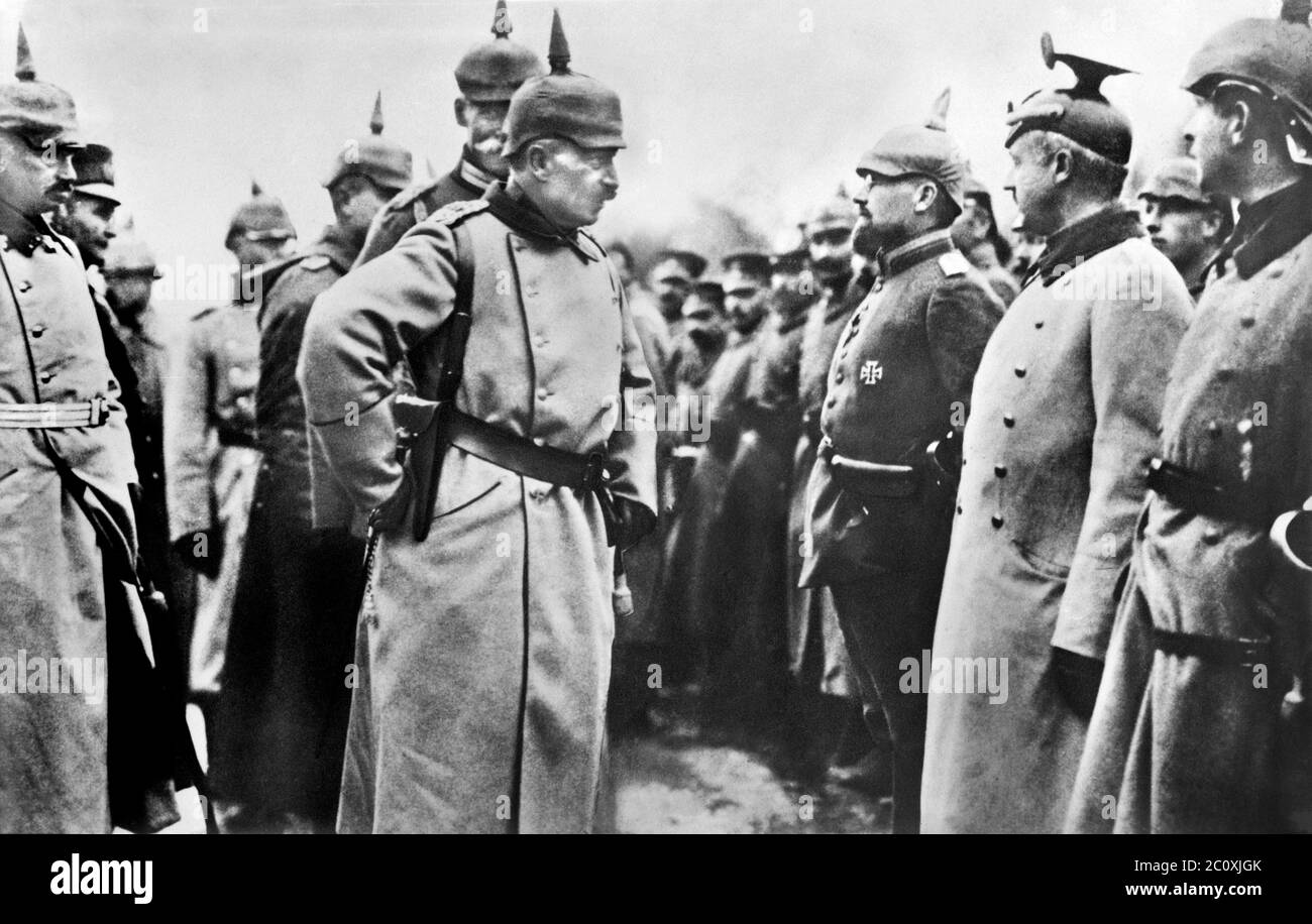Kaiser Guglielmo II (1859-1941), ultimo imperatore tedesco e re di Prussia, con truppe durante la prima guerra mondiale, Bain News Service, 1914 Foto Stock