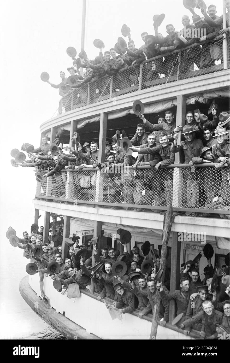 Soldati americani in barca lasciando Fort Slocum, un posto militare che serviva come principale stazione di reclutamento durante la prima guerra mondiale, Davids' Island, New Rochelle, New York, USA, Bain News Service, 1917 Foto Stock