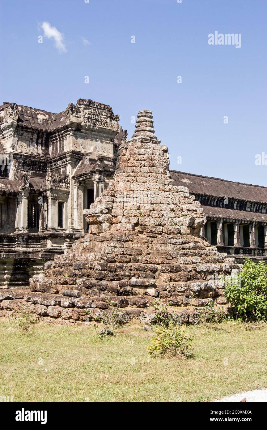 Una torre di stupida buddista in rovina, probabilmente contenente una reliquia. Tempio di Angkor Wat, Siem Reap, Cambogia. Foto Stock