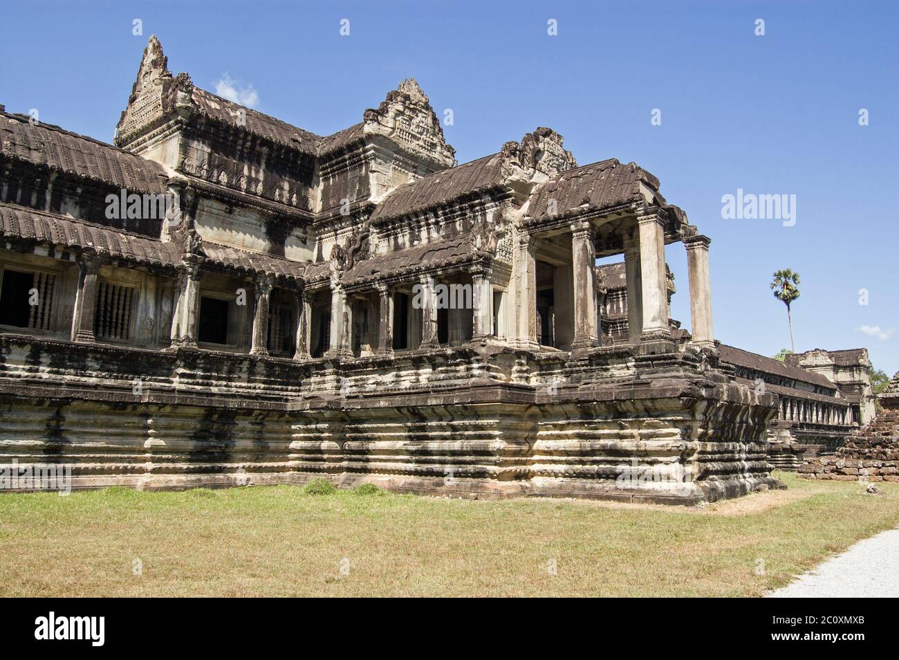 Entrata rialzata al tempio di Angkor Wat, Siem Reap, Cambogia. Questa antica struttura Khmer è stata progettata in modo che i adoratori possano arrivare con un elefante. Foto Stock