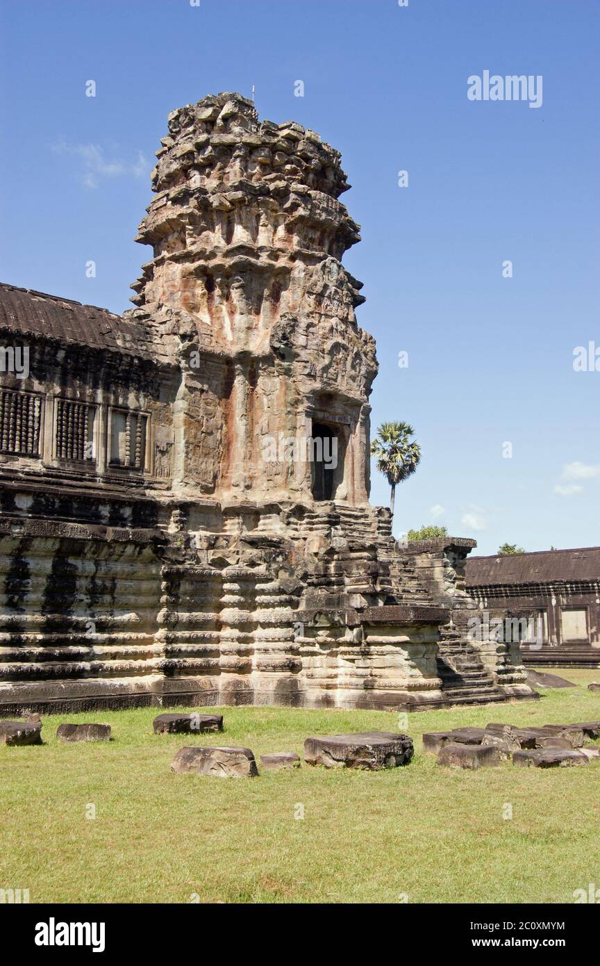 L'ingresso alto è stato progettato per consentire ai cavalieri sugli elefanti di entrare nel tempio di Angkor Wat. Estremità orientale vicino Siem Reap, Cambogia. Foto Stock