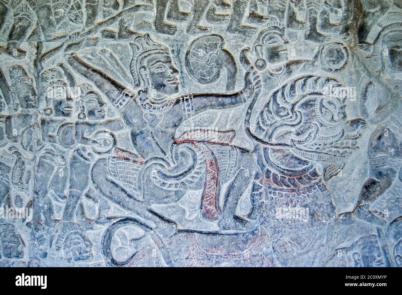 Un guerriero armato di spada in battaglia mentre cavalcano un leone cinese. Bassorilievo nel Vishnu e la galleria Asuras, tempio Angkor Wat, Siem R. Foto Stock