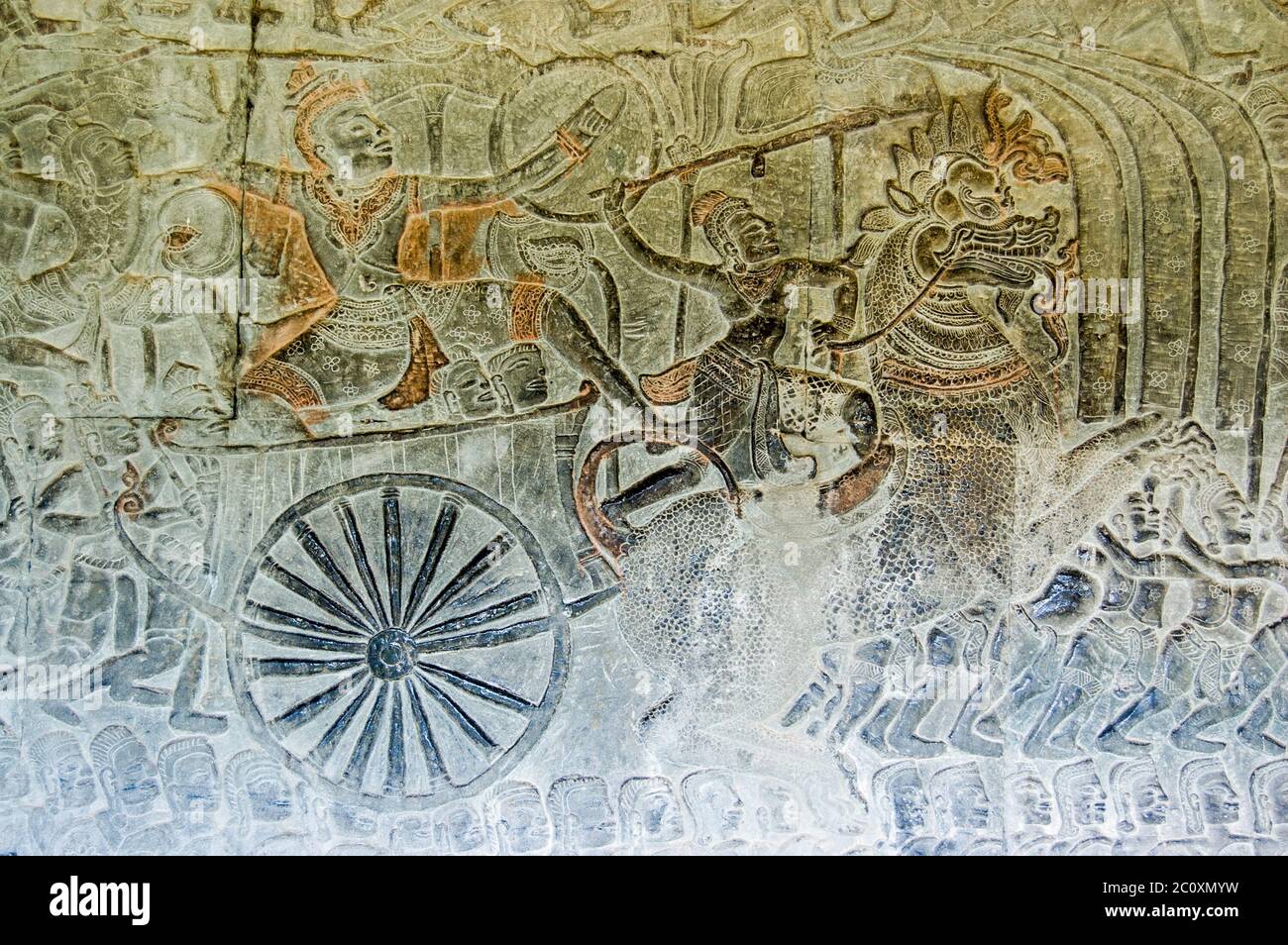 Il dio indù Vishnu su un carro tirato da un leone imperiale che va in battaglia con i demoni, o asura. Antico bassorilievo Khmer, tempio Angkor Wat, Foto Stock
