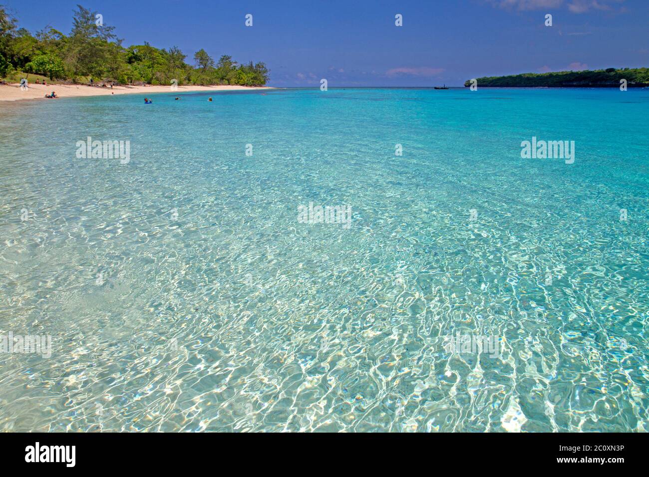 Spiaggia sull'Isola di Jaco, che guarda di fronte alla terraferma di Timor Est Foto Stock