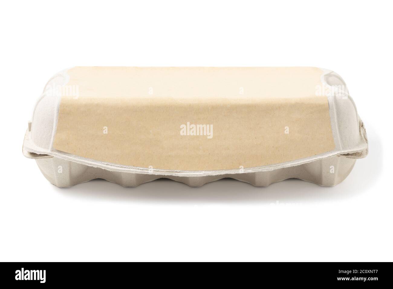 Scatola di cartone per uova isolate su sfondo bianco con tracciati di ritaglio con ombra e senza ombra. Foto in studio a pieno volto Foto Stock