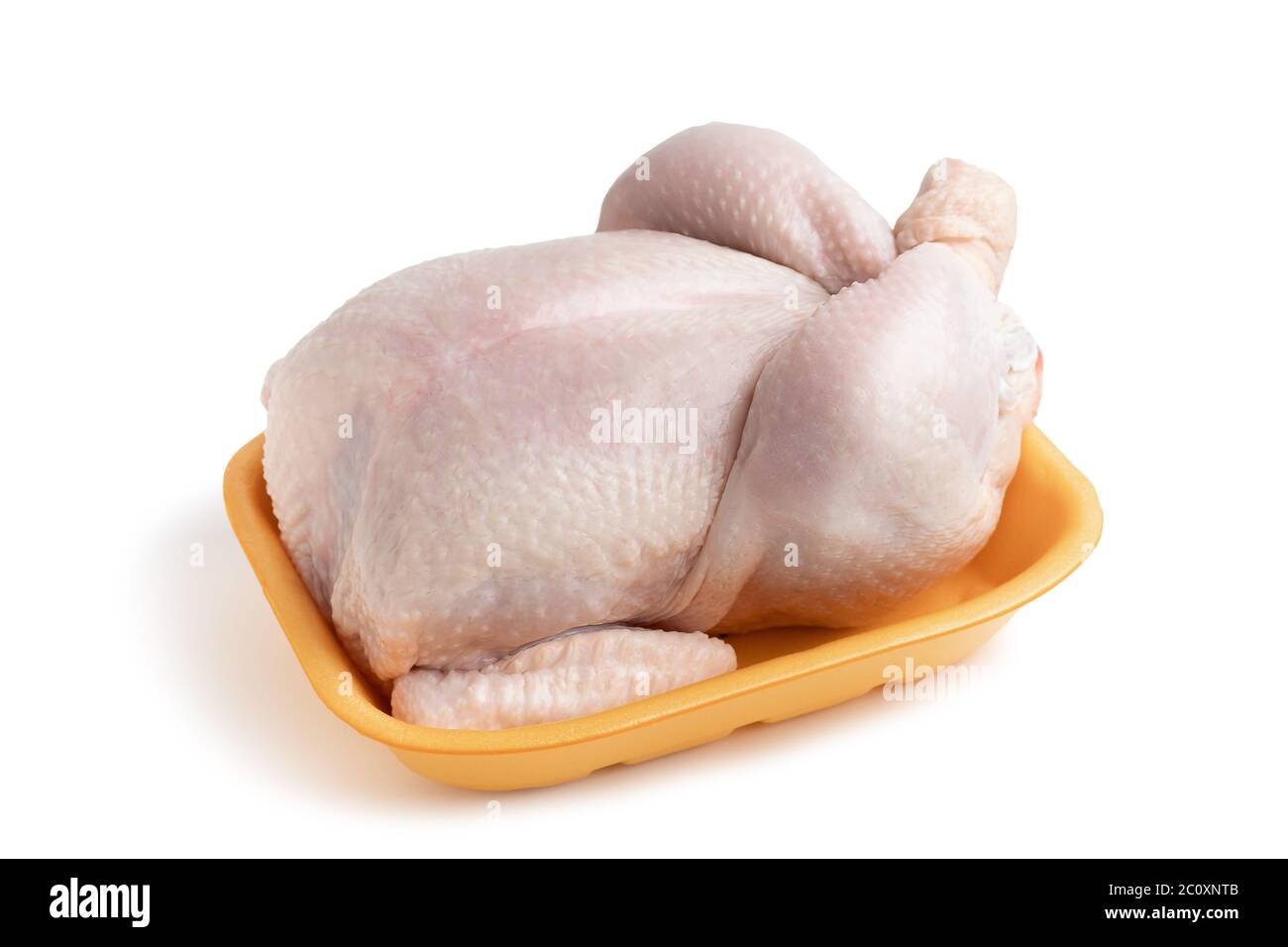 Carcassa intera di pollo crudo su un vassoio isolato su sfondo bianco con tracciati di ritaglio con ombra e senza ombra. Foto Stock