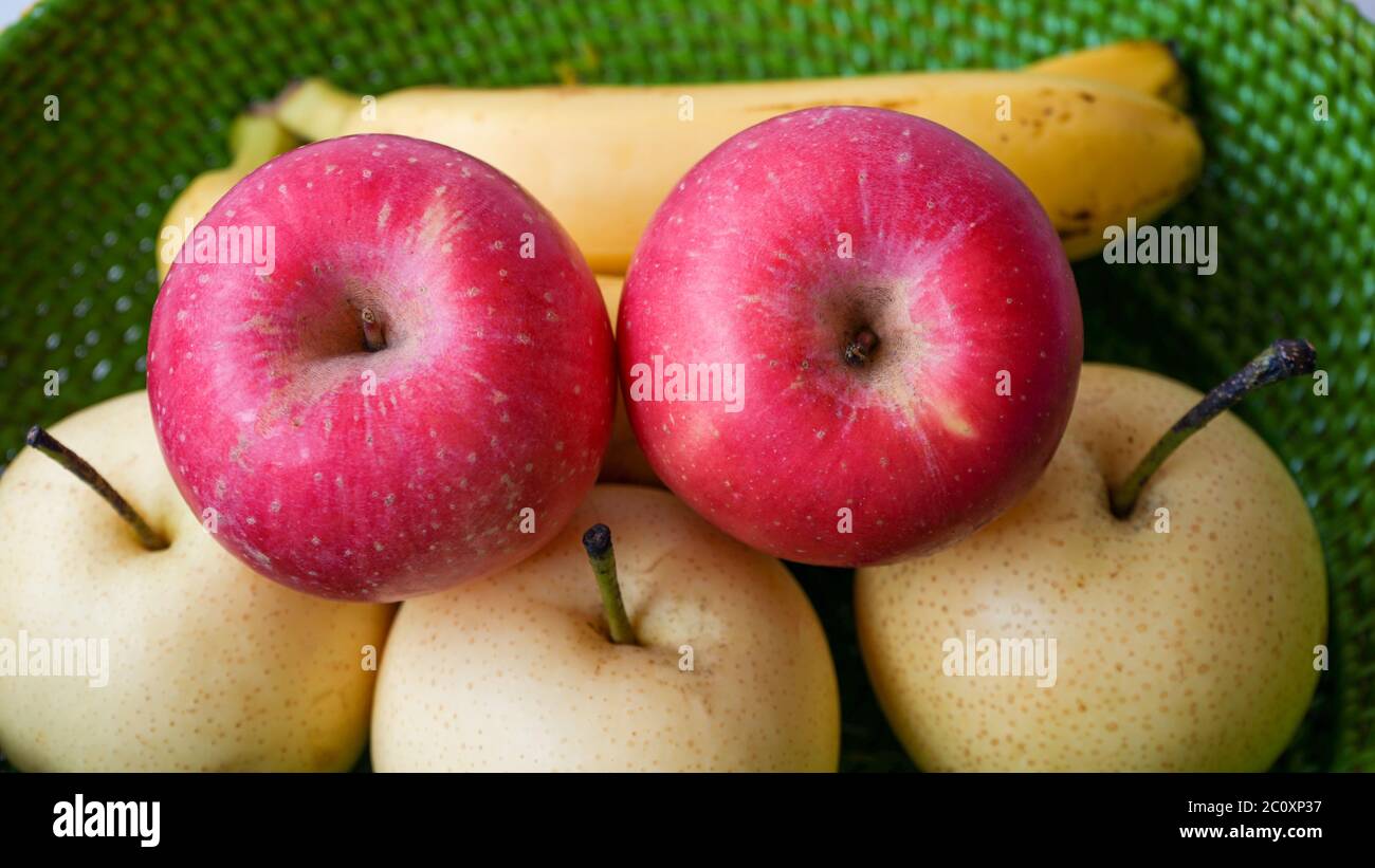 Primo piano di mele, pere e banane Foto Stock