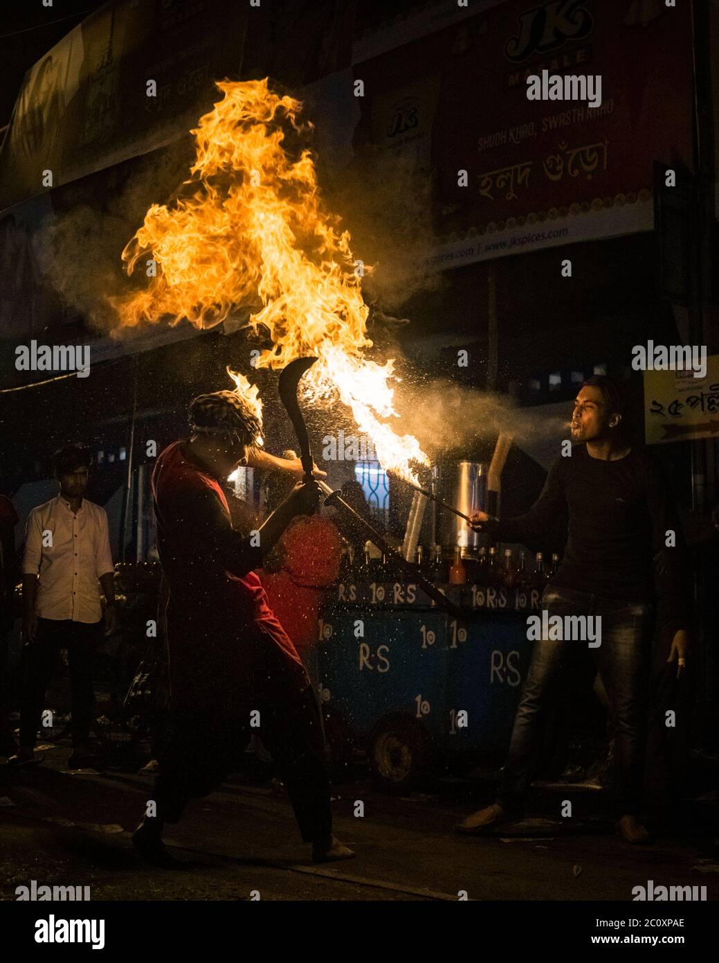 Kolkata, Bengala Occidentale / India - Gennaio, 2017 ragazzi che giocano con il fuoco durante l'ultima notte di Muharram Foto Stock