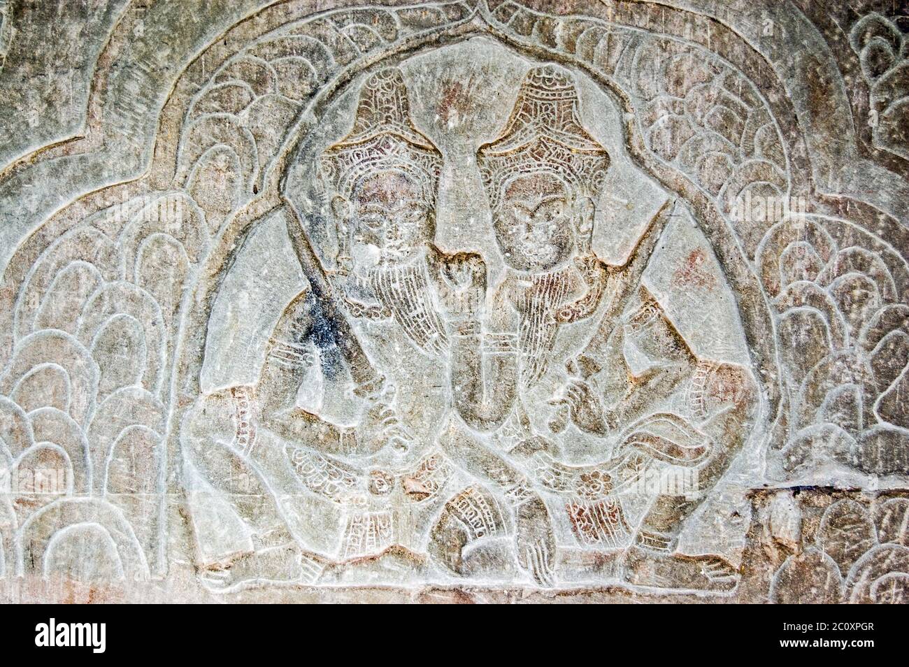 Bassorilievo scultura degli dei indù Krishna e Shiva su un muro dello storico tempio Angkor Wat a Siem Reap, Cambogia. Foto Stock