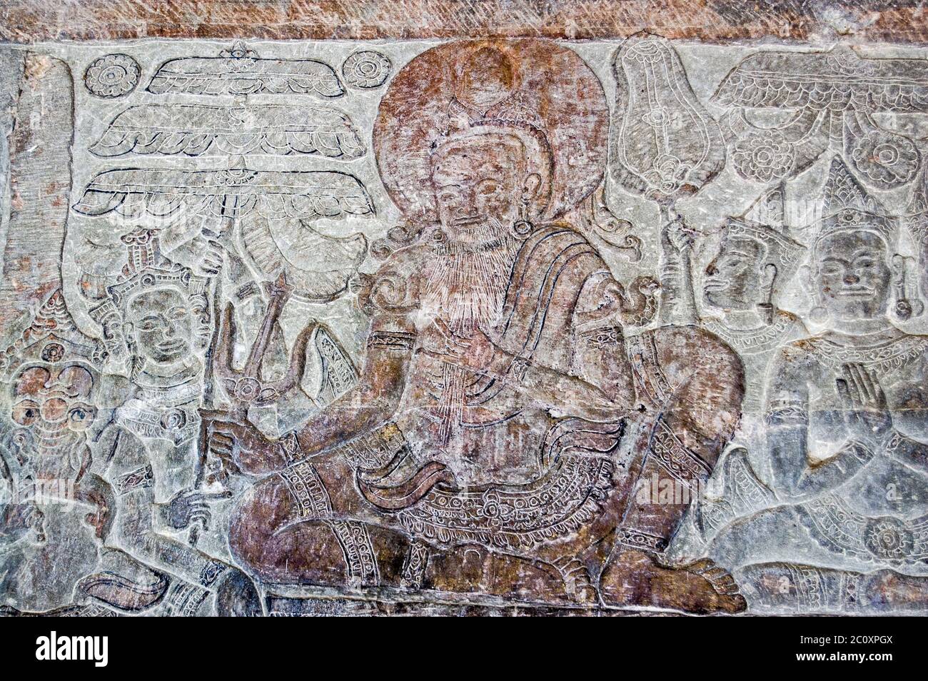 Bassorilievo scultura di un vecchio uomo sulla parete del tempio di Angkor Wat a Siem Reap, Cambogia. Foto Stock