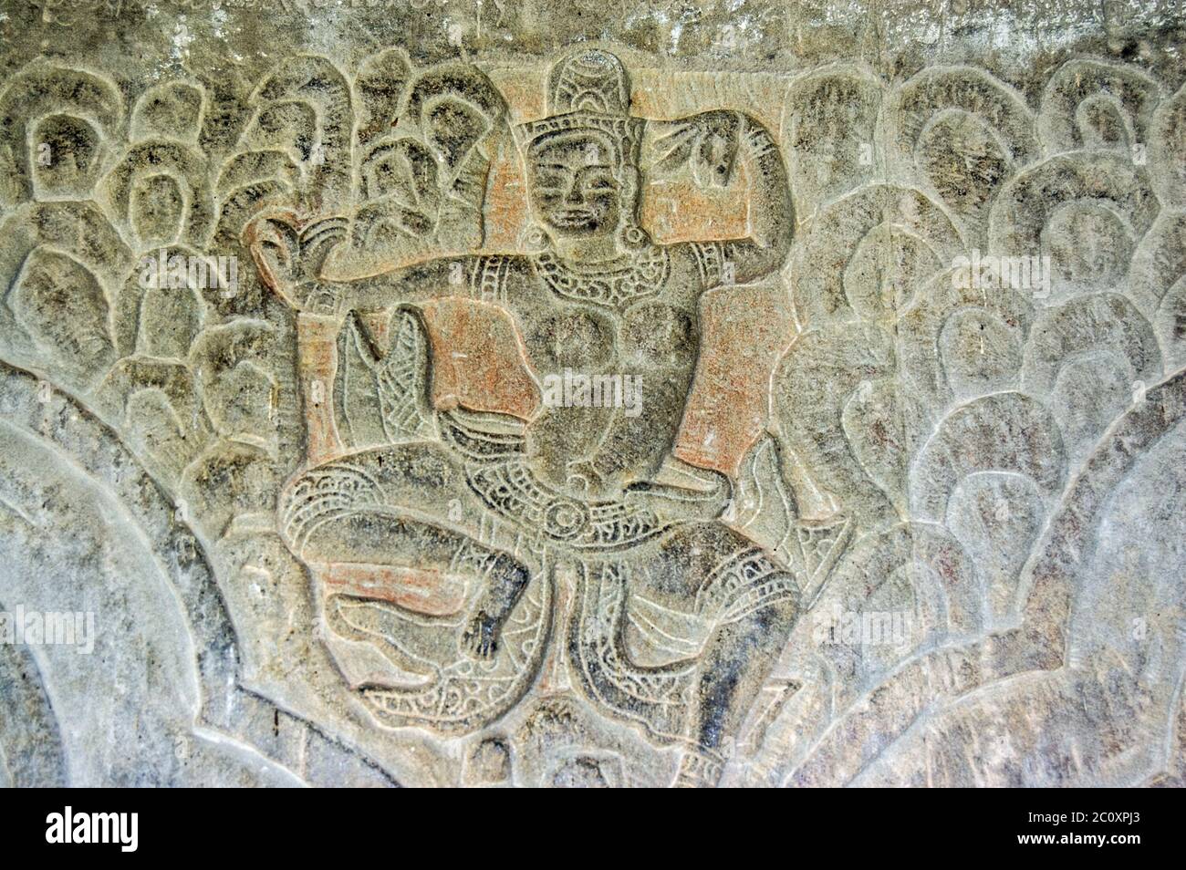 Bassorilievo scultura di una figura danzante. Muro del tempio di Angkor Wat, Siem Reap, Cambogia. Foto Stock