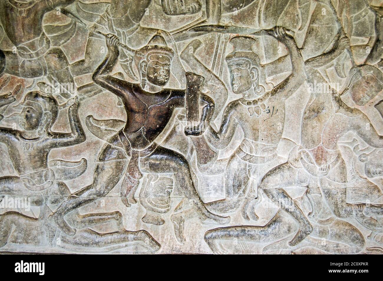 Antico rilievo Khmer bassorilievo di dèi che combattono demoni, diva contro asuras. Parete interna del tempio di Angkor Wat, Siem Reap, Cambogia. Foto Stock