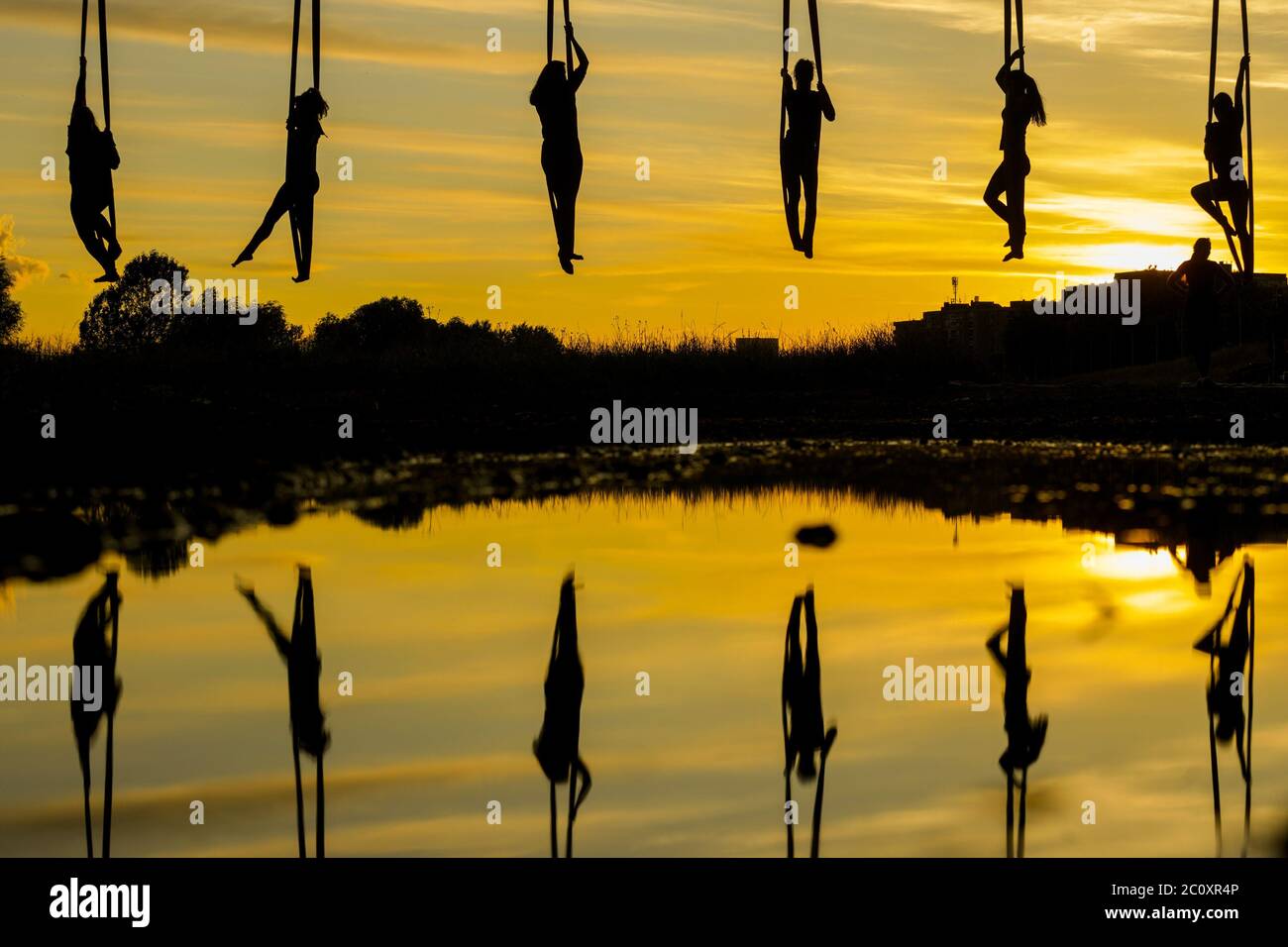 (200612) -- ZAGABRIA, 12 giugno 2020 (Xinhua) -- i membri del Teatro del Circo di Triko eseguono la danza aerea dell'amaca appesa al ponte Mladost sul fiume Sava a Zagabria, Croazia, il 11 giugno 2020. (Borna Filic/Pixsell via Xinhua) Foto Stock