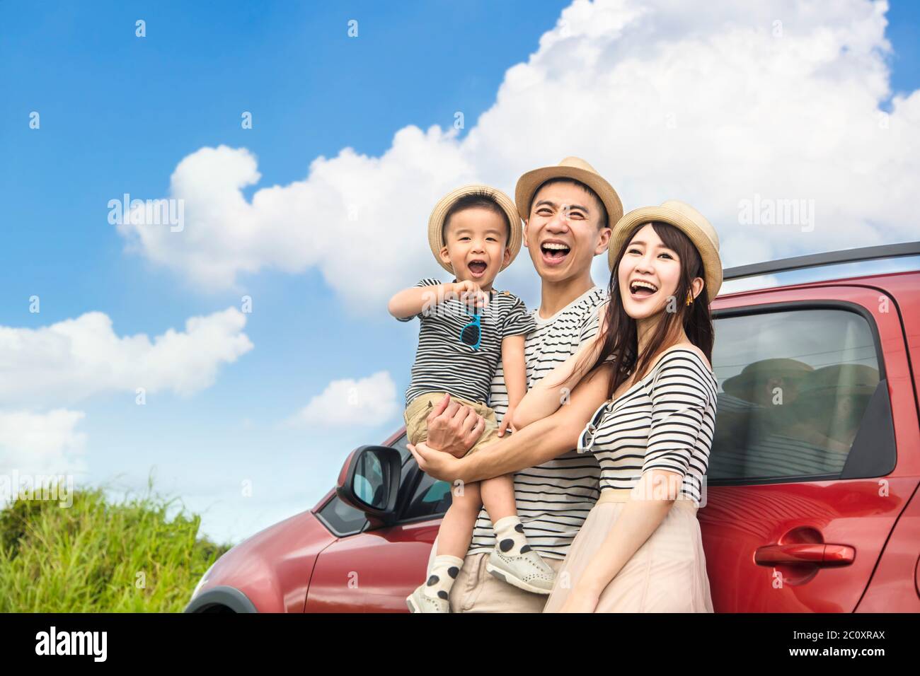 Buona famiglia in viaggio e godere di vacanze estive Foto Stock