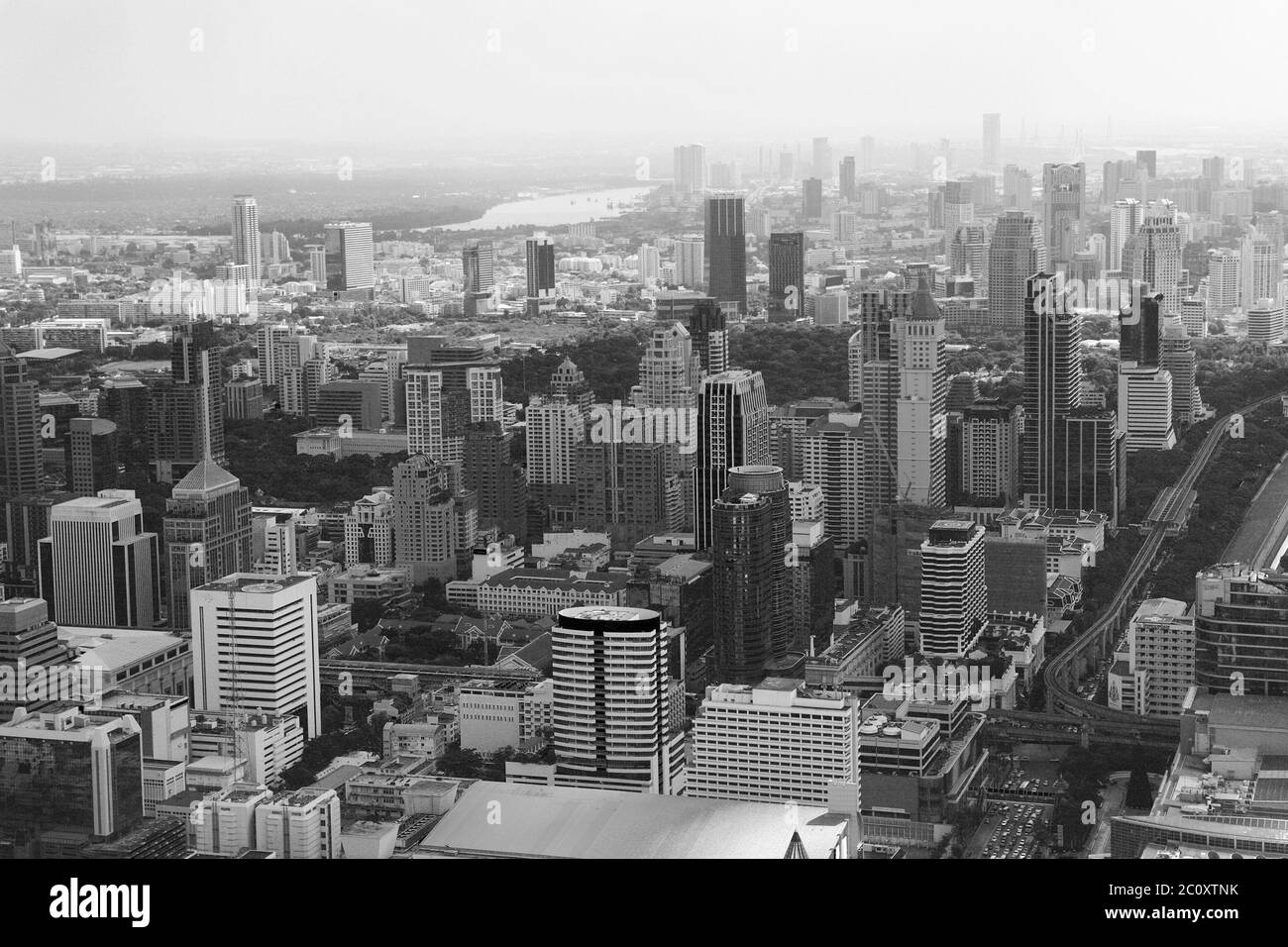 Paesaggio urbano di Bangkok. Vista della città dall'edificio più alto in Thailandia, Baiyoke Tower Foto Stock