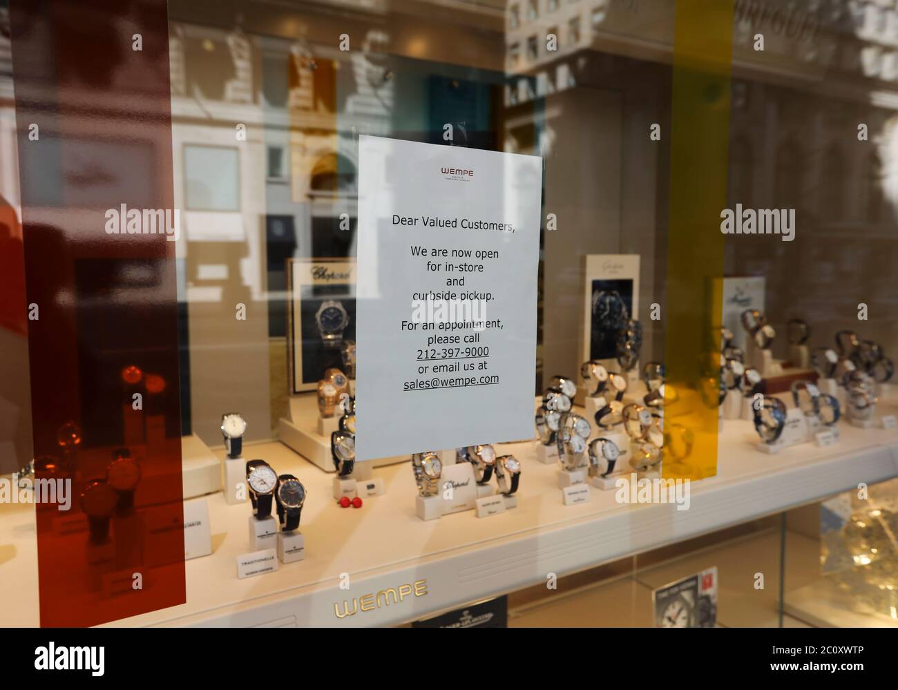 New York, Stati Uniti. 12 giugno 2020. Un avviso sul servizio di negozio corrente è visto sulla finestra del negozio Wempe sulla Fifth Avenue durante la fase 1 riapertura a New York, Stati Uniti, 12 giugno 2020. Credit: Wang Ying/Xinhua/Alamy Live News Foto Stock