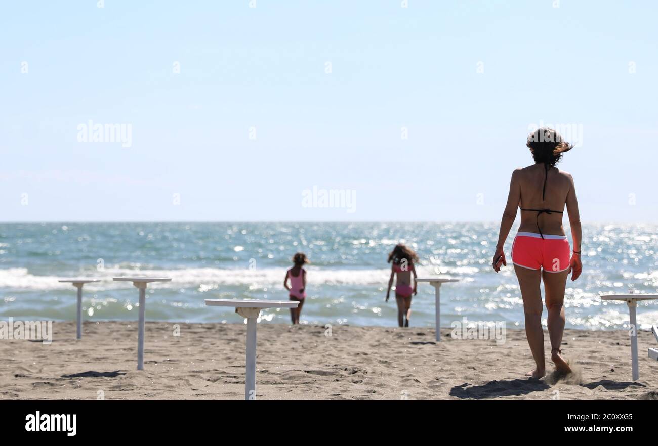 Lazio, Italia. 12 giugno 2020. La gente gode del sole sulla spiaggia di Fregene, Lazio, Italia, 12 giugno 2020. I casi COVID-19 in Italia sono scesi a 28,997, inferiori a 30,000 per la prima volta dal marzo 18, dopo che il numero è diminuito di 1,640 il venerdì, secondo gli ultimi dati ufficiali. Credit: Cheng Tingting/Xinhua/Alamy Live News Foto Stock