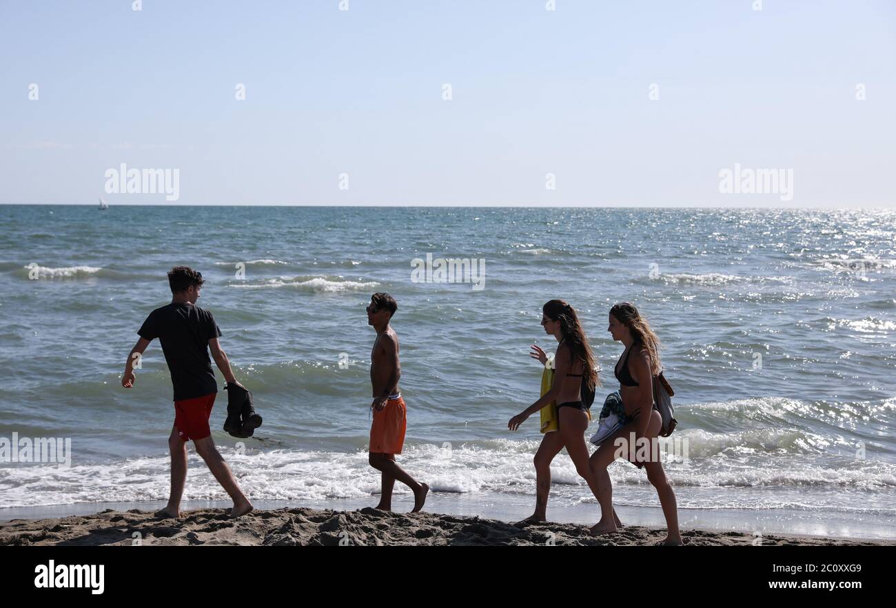 Lazio, Italia. 12 giugno 2020. La gente gode del sole sulla spiaggia di Fregene, Lazio, Italia, 12 giugno 2020. I casi COVID-19 in Italia sono scesi a 28,997, inferiori a 30,000 per la prima volta dal marzo 18, dopo che il numero è diminuito di 1,640 il venerdì, secondo gli ultimi dati ufficiali. Credit: Cheng Tingting/Xinhua/Alamy Live News Foto Stock