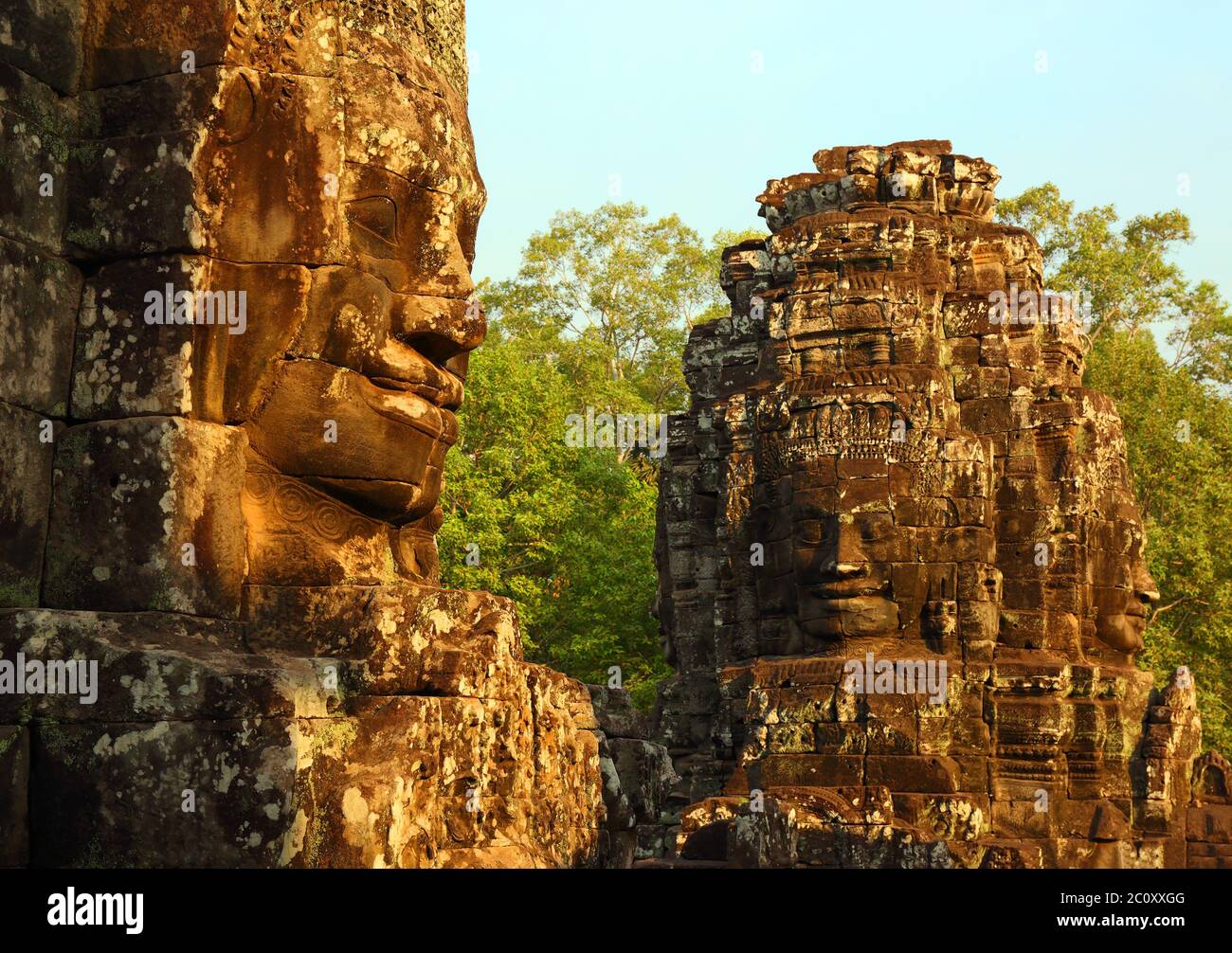 Gigante di pietra si affaccia al tempio Bayon in Cambogia Foto Stock