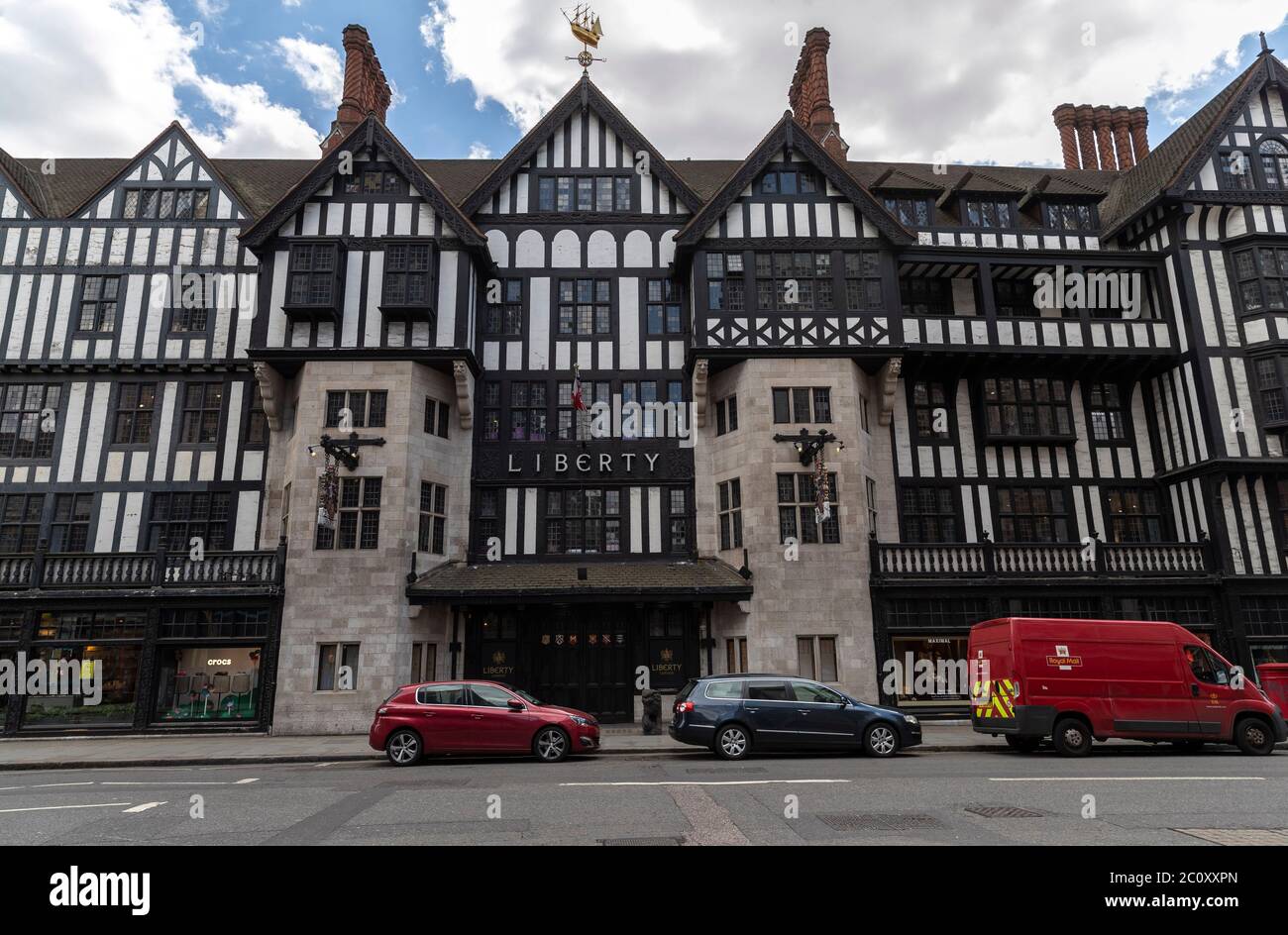 Londra, Regno Unito. 12 maggio 2020. Photo taken on 12 maggio 2020 show chiuso Liberty London a Londra, Gran Bretagna. Il prodotto interno lordo (PIL) della Gran Bretagna è crollato del 20.4 per cento in aprile rispetto al mese precedente, colpendo la più grande caduta mensile dal 1997, ha detto l'Ufficio per le statistiche nazionali (ONS) il 12 giugno. Credit: Han Yan/Xinhua/Alamy Live News Foto Stock