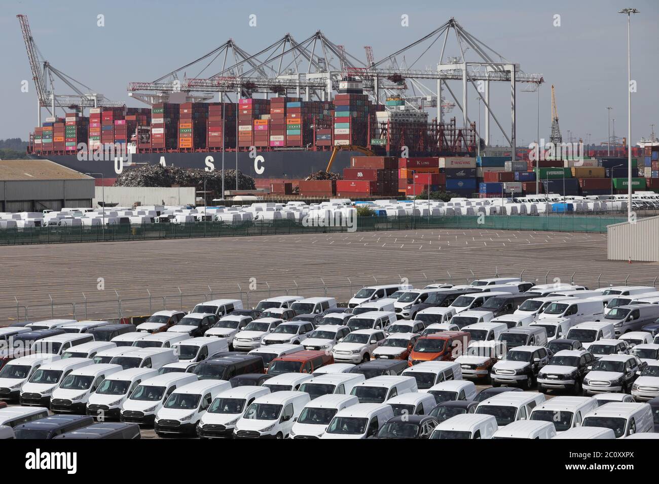 Londra, Regno Unito. 8 maggio 2020. Photo taken on May 8, 2020 mostra nuovi veicoli in vendita al Southampton Dock di Southampton, Gran Bretagna. Il prodotto interno lordo (PIL) della Gran Bretagna è crollato del 20.4 per cento in aprile rispetto al mese precedente, colpendo la più grande caduta mensile dal 1997, ha detto l'Ufficio per le statistiche nazionali (ONS) il 12 giugno. Credit: Tim Ireland/Xinhua/Alamy Live News Foto Stock