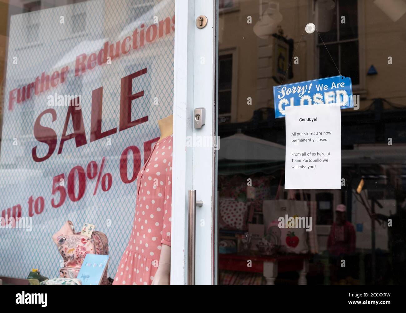 Londra, Regno Unito. 6 Giugno 2020. Photo taken on June 6, 2020 mostra un negozio chiuso a Londra, Gran Bretagna. Il prodotto interno lordo (PIL) della Gran Bretagna è crollato del 20.4 per cento in aprile rispetto al mese precedente, colpendo la più grande caduta mensile dal 1997, ha detto l'Ufficio per le statistiche nazionali (ONS) il 12 giugno. Credit: Han Yan/Xinhua/Alamy Live News Foto Stock