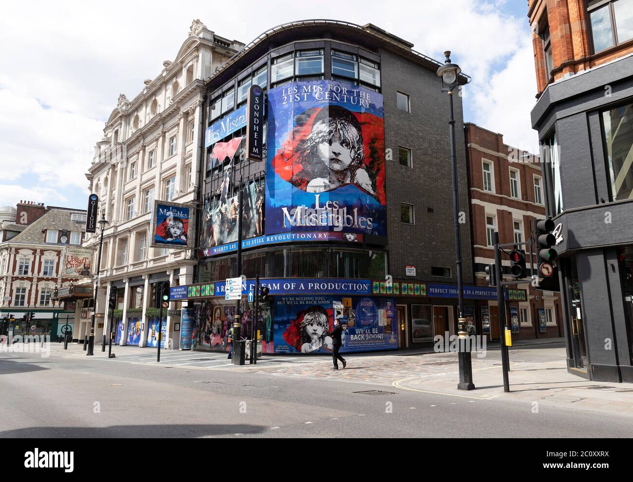 Londra, Regno Unito. 12 maggio 2020. Photo taken on May 12, 2020 mostra un teatro chiuso a Londra, Gran Bretagna. Il prodotto interno lordo (PIL) della Gran Bretagna è crollato del 20.4 per cento in aprile rispetto al mese precedente, colpendo la più grande caduta mensile dal 1997, ha detto l'Ufficio per le statistiche nazionali (ONS) il 12 giugno. Credit: Han Yan/Xinhua/Alamy Live News Foto Stock