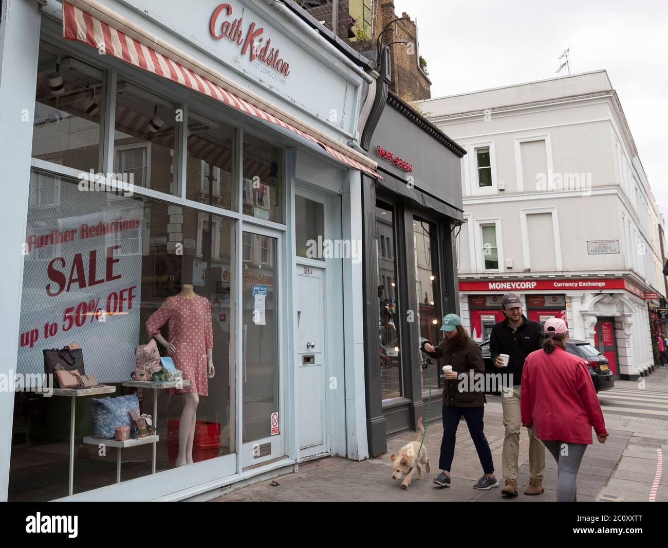 Londra, Regno Unito. 6 Giugno 2020. Photo taken on June 6, 2020 mostra un negozio chiuso a Londra, Gran Bretagna. Il prodotto interno lordo (PIL) della Gran Bretagna è crollato del 20.4 per cento in aprile rispetto al mese precedente, colpendo la più grande caduta mensile dal 1997, ha detto l'Ufficio per le statistiche nazionali (ONS) il 12 giugno. Credit: Han Yan/Xinhua/Alamy Live News Foto Stock