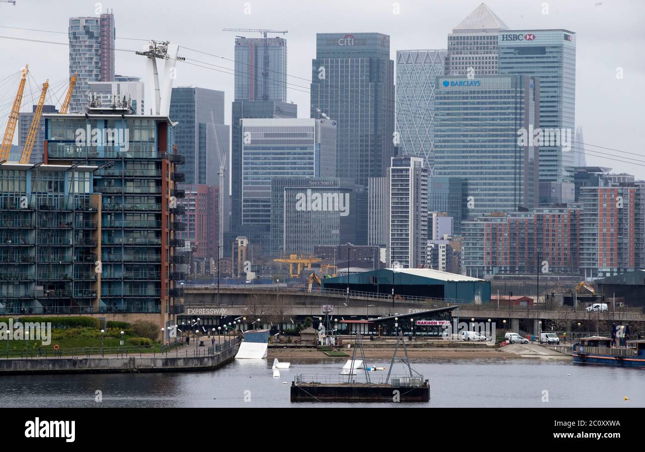 Londra, Regno Unito. 30 Marzo 2020. Foto scattata il 30 marzo 2020 mostra il Canary Wharf a Londra, Gran Bretagna. Il prodotto interno lordo (PIL) della Gran Bretagna è crollato del 20.4 per cento in aprile rispetto al mese precedente, colpendo la più grande caduta mensile dal 1997, ha detto l'Ufficio per le statistiche nazionali (ONS) il 12 giugno. Credit: Han Yan/Xinhua/Alamy Live News Foto Stock