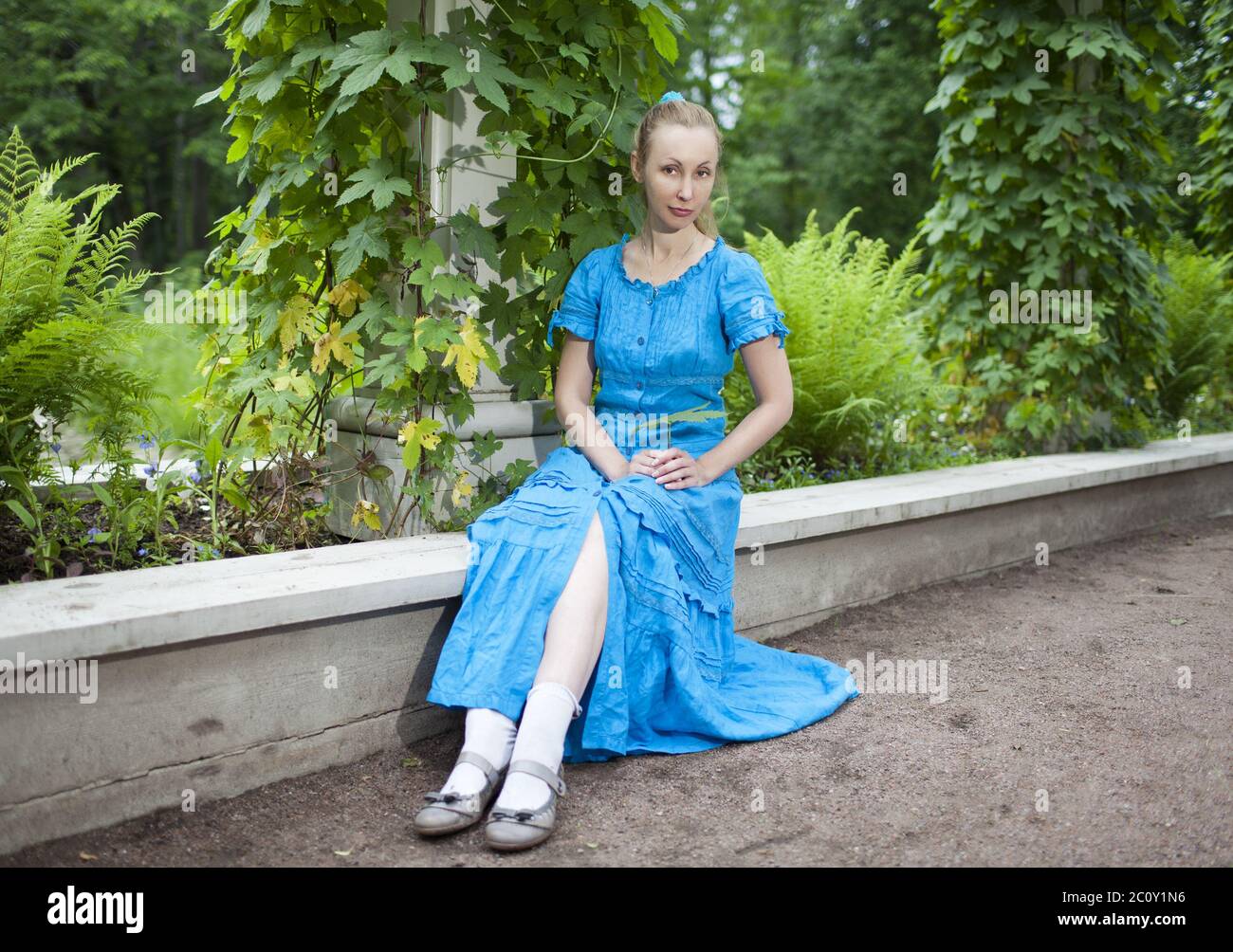 Vestito verde o blu immagini e fotografie stock ad alta risoluzione - Alamy